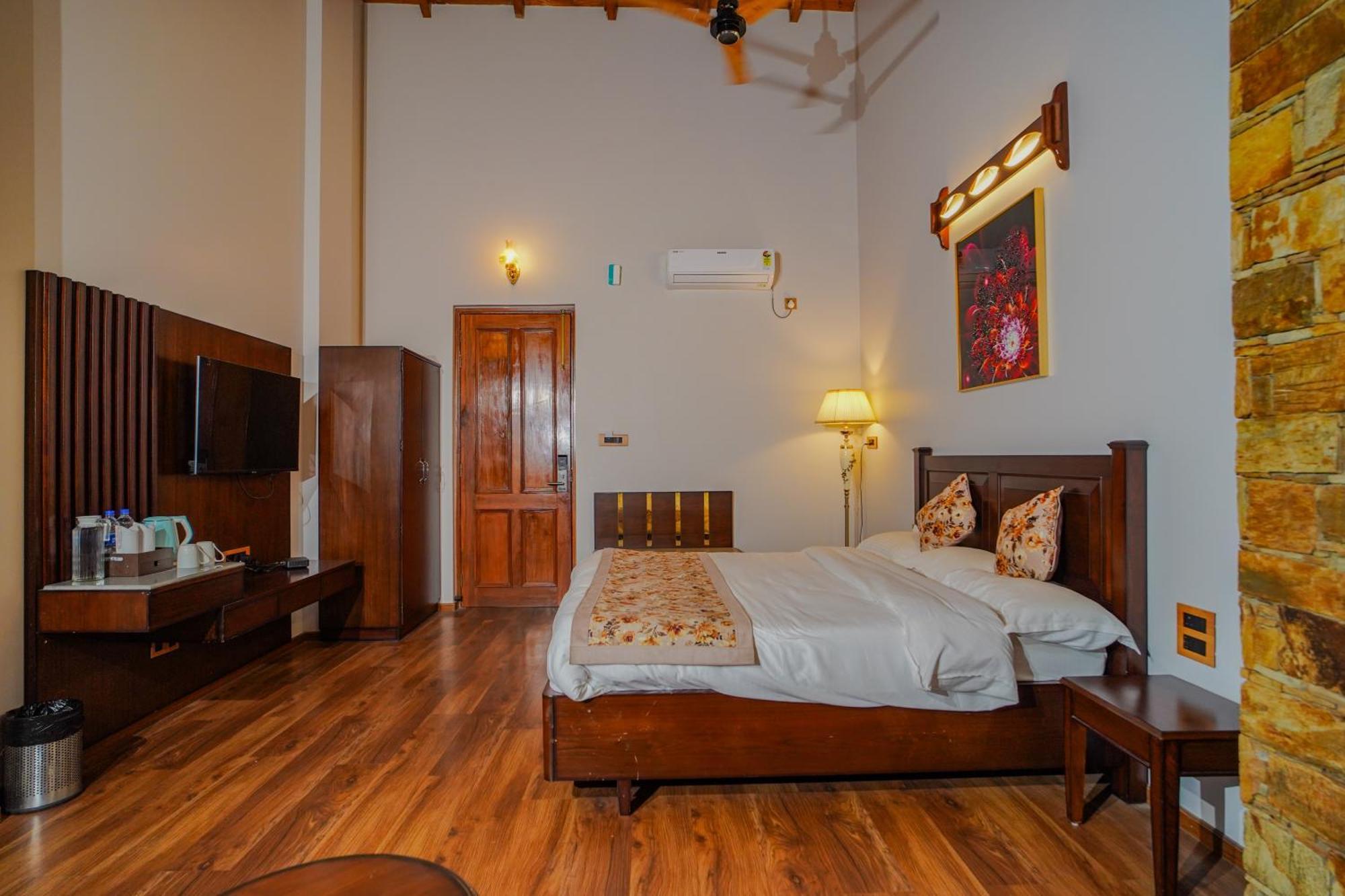 Neelesh Inn- A Luxury Lake View Hotel- 20 Kms From Nainital Bhīm Tāl エクステリア 写真