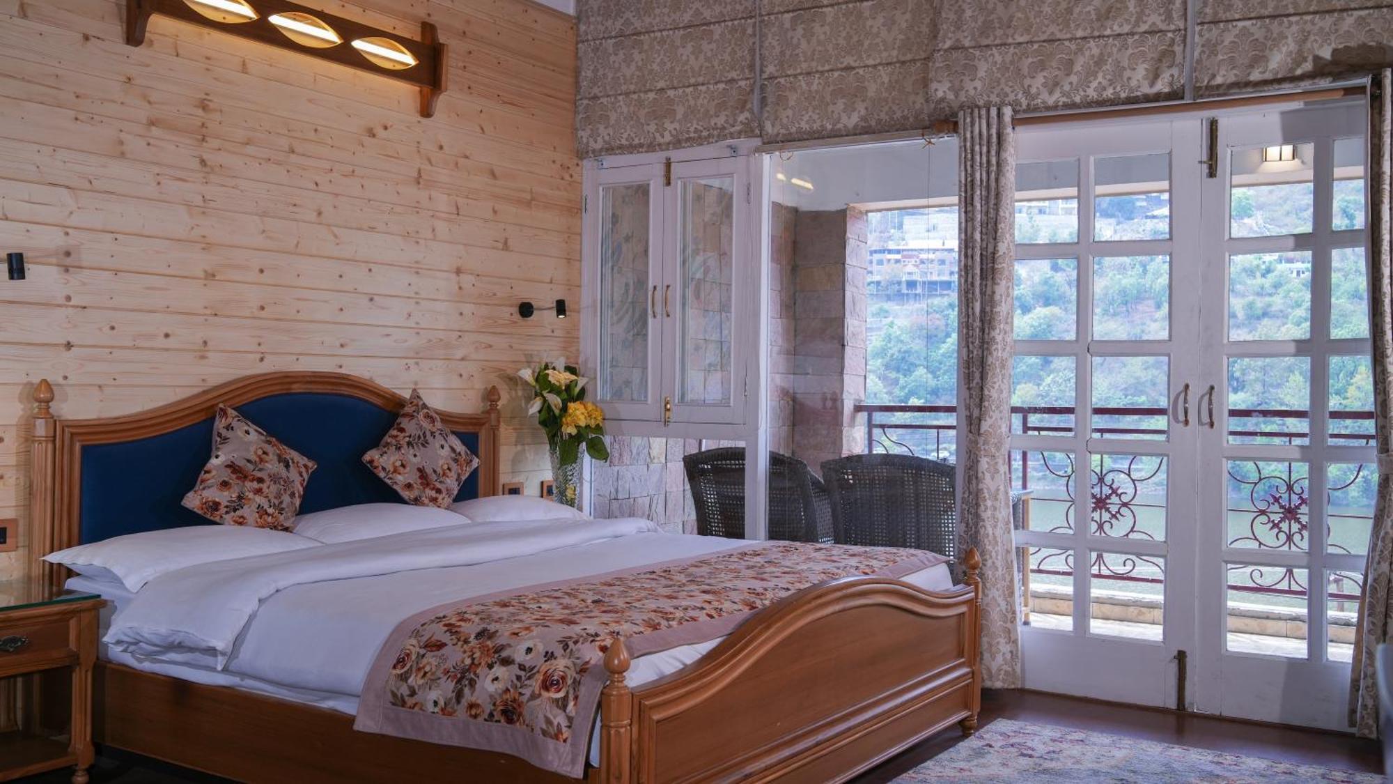 Neelesh Inn- A Luxury Lake View Hotel- 20 Kms From Nainital Bhīm Tāl エクステリア 写真