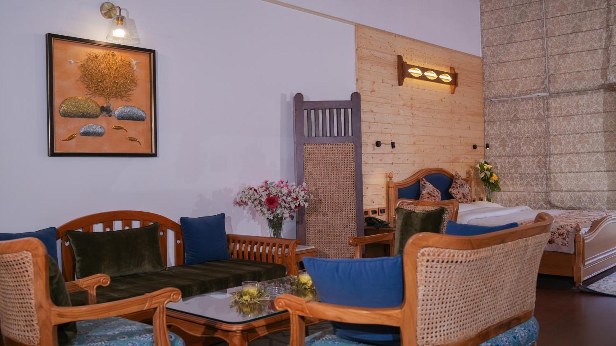 Neelesh Inn- A Luxury Lake View Hotel- 20 Kms From Nainital Bhīm Tāl エクステリア 写真