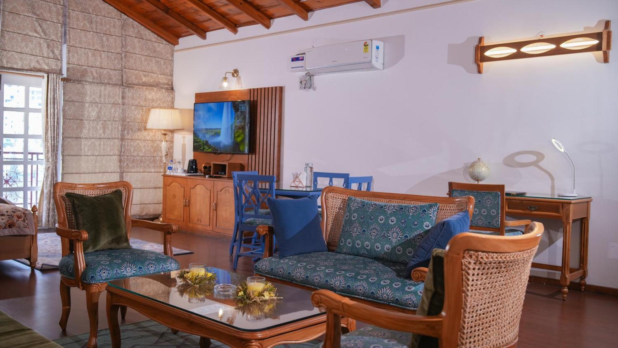 Neelesh Inn- A Luxury Lake View Hotel- 20 Kms From Nainital Bhīm Tāl エクステリア 写真