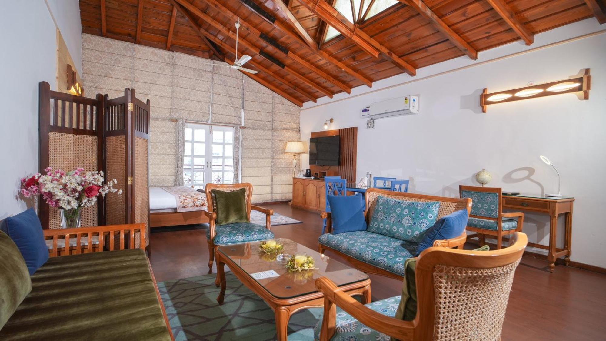 Neelesh Inn- A Luxury Lake View Hotel- 20 Kms From Nainital Bhīm Tāl エクステリア 写真