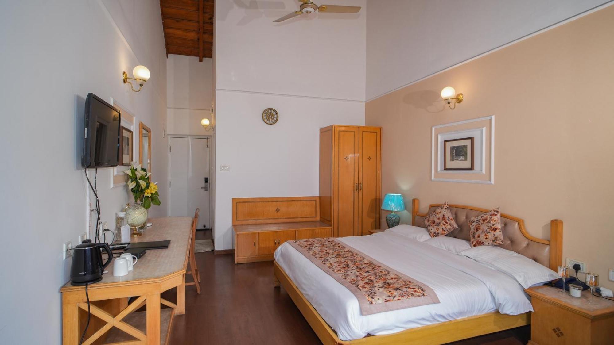 Neelesh Inn- A Luxury Lake View Hotel- 20 Kms From Nainital Bhīm Tāl エクステリア 写真