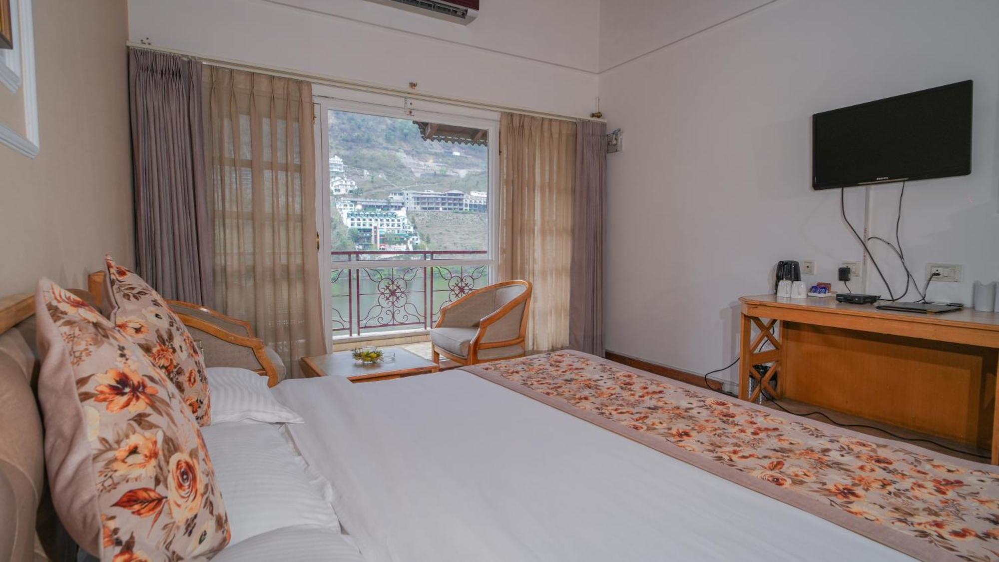 Neelesh Inn- A Luxury Lake View Hotel- 20 Kms From Nainital Bhīm Tāl エクステリア 写真