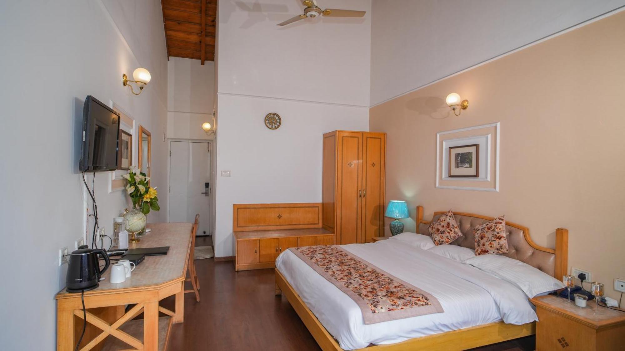 Neelesh Inn- A Luxury Lake View Hotel- 20 Kms From Nainital Bhīm Tāl エクステリア 写真