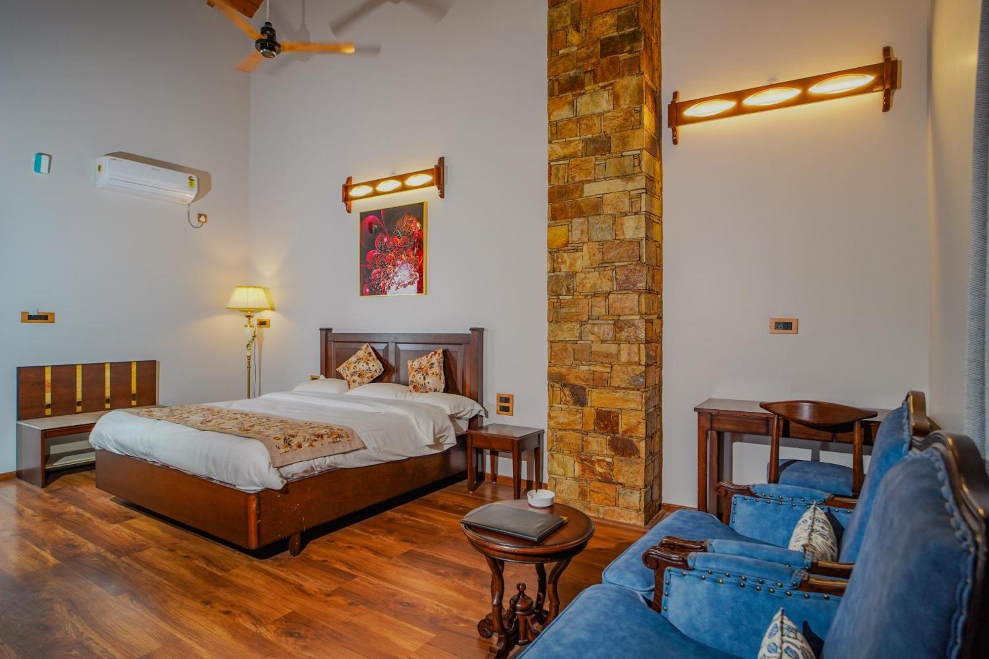 Neelesh Inn- A Luxury Lake View Hotel- 20 Kms From Nainital Bhīm Tāl エクステリア 写真
