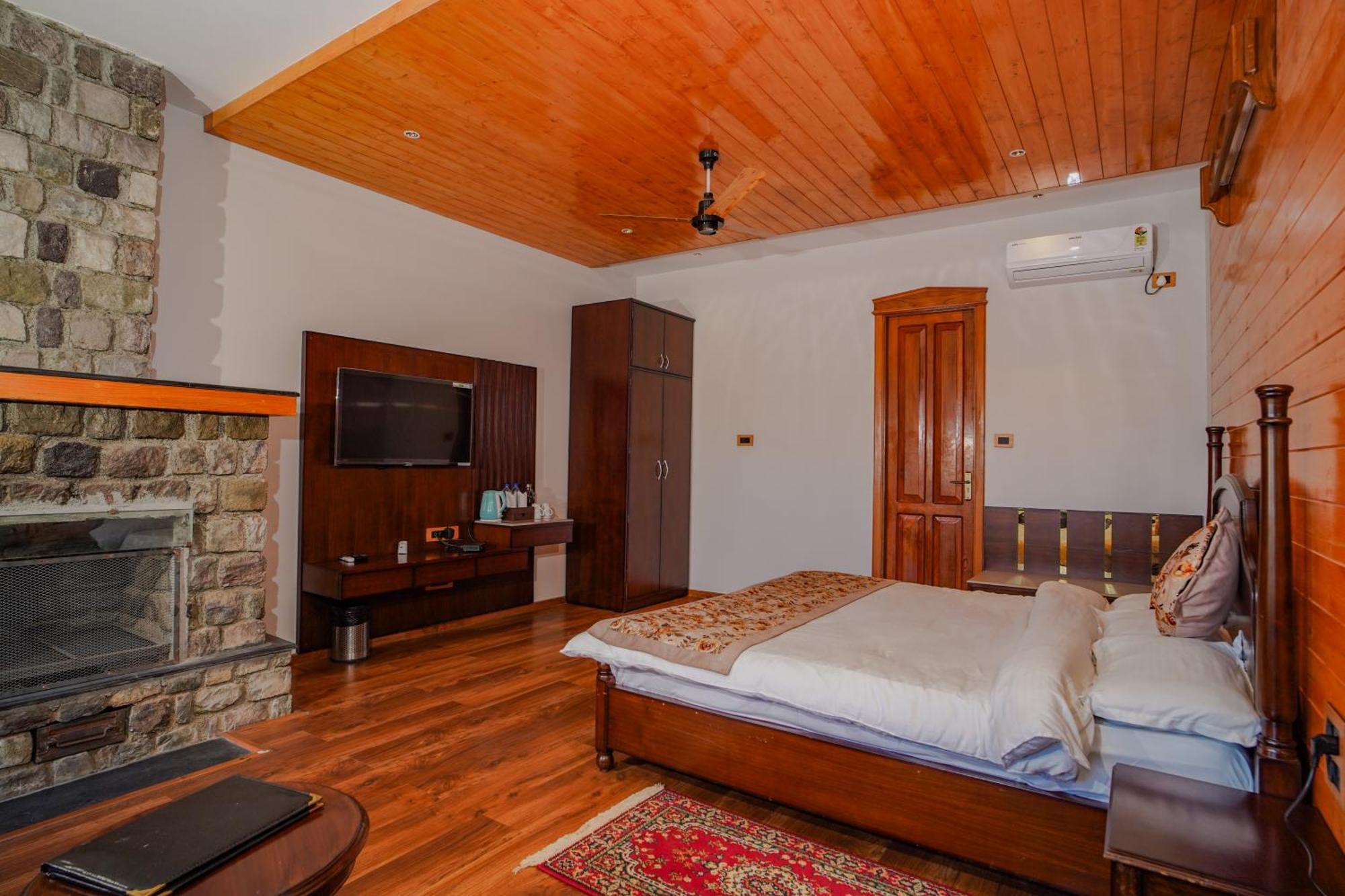 Neelesh Inn- A Luxury Lake View Hotel- 20 Kms From Nainital Bhīm Tāl エクステリア 写真
