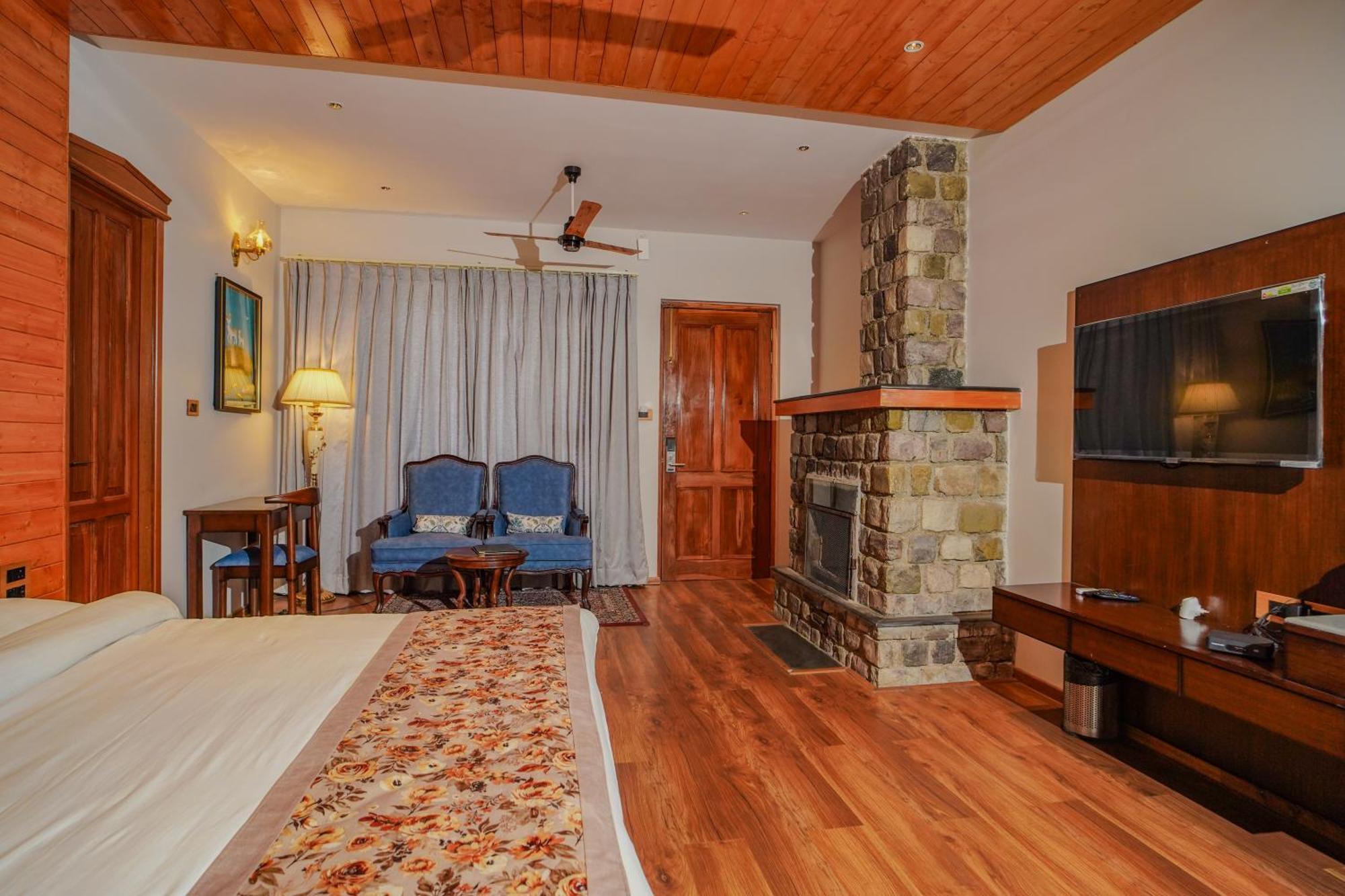 Neelesh Inn- A Luxury Lake View Hotel- 20 Kms From Nainital Bhīm Tāl エクステリア 写真
