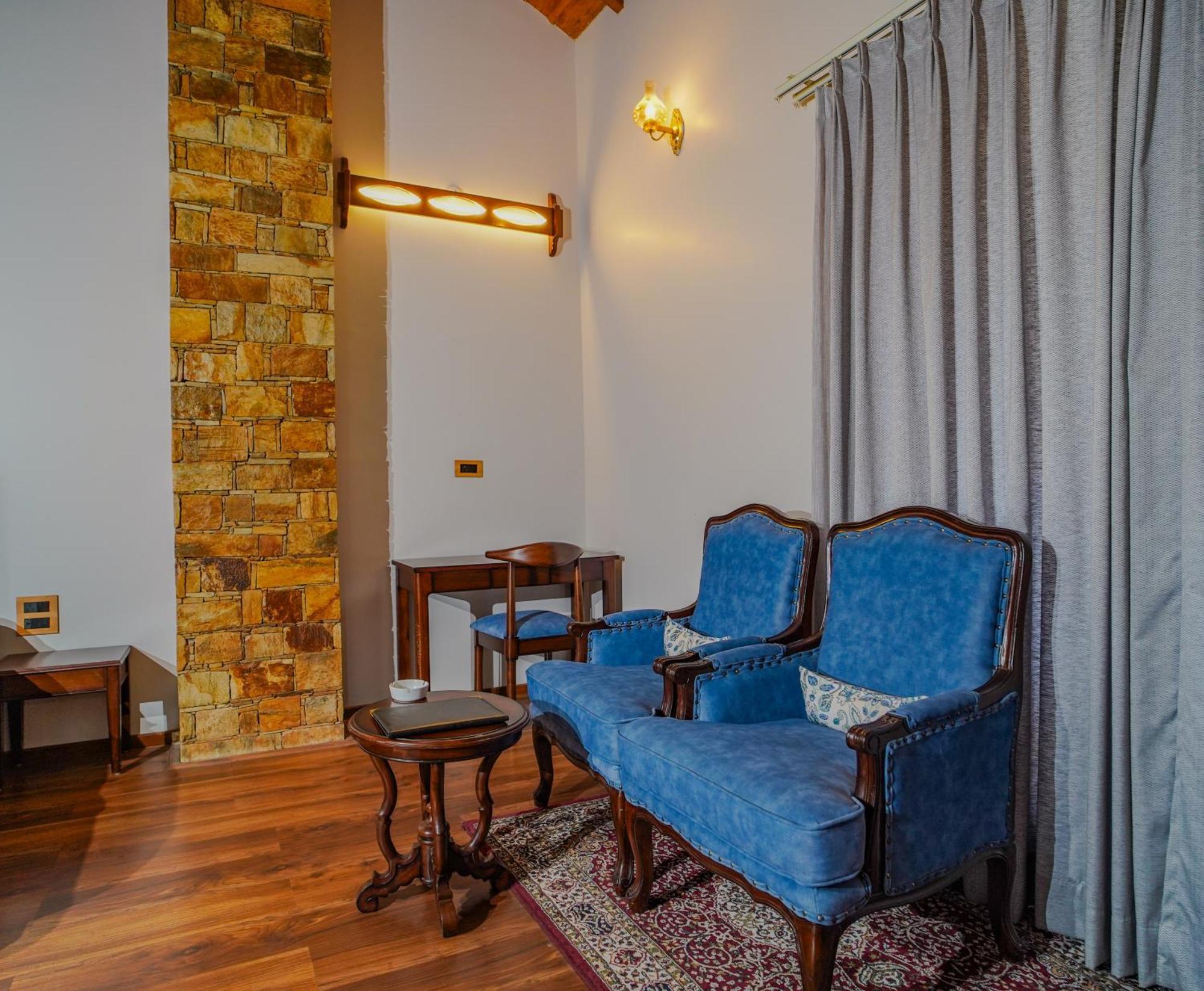 Neelesh Inn- A Luxury Lake View Hotel- 20 Kms From Nainital Bhīm Tāl エクステリア 写真