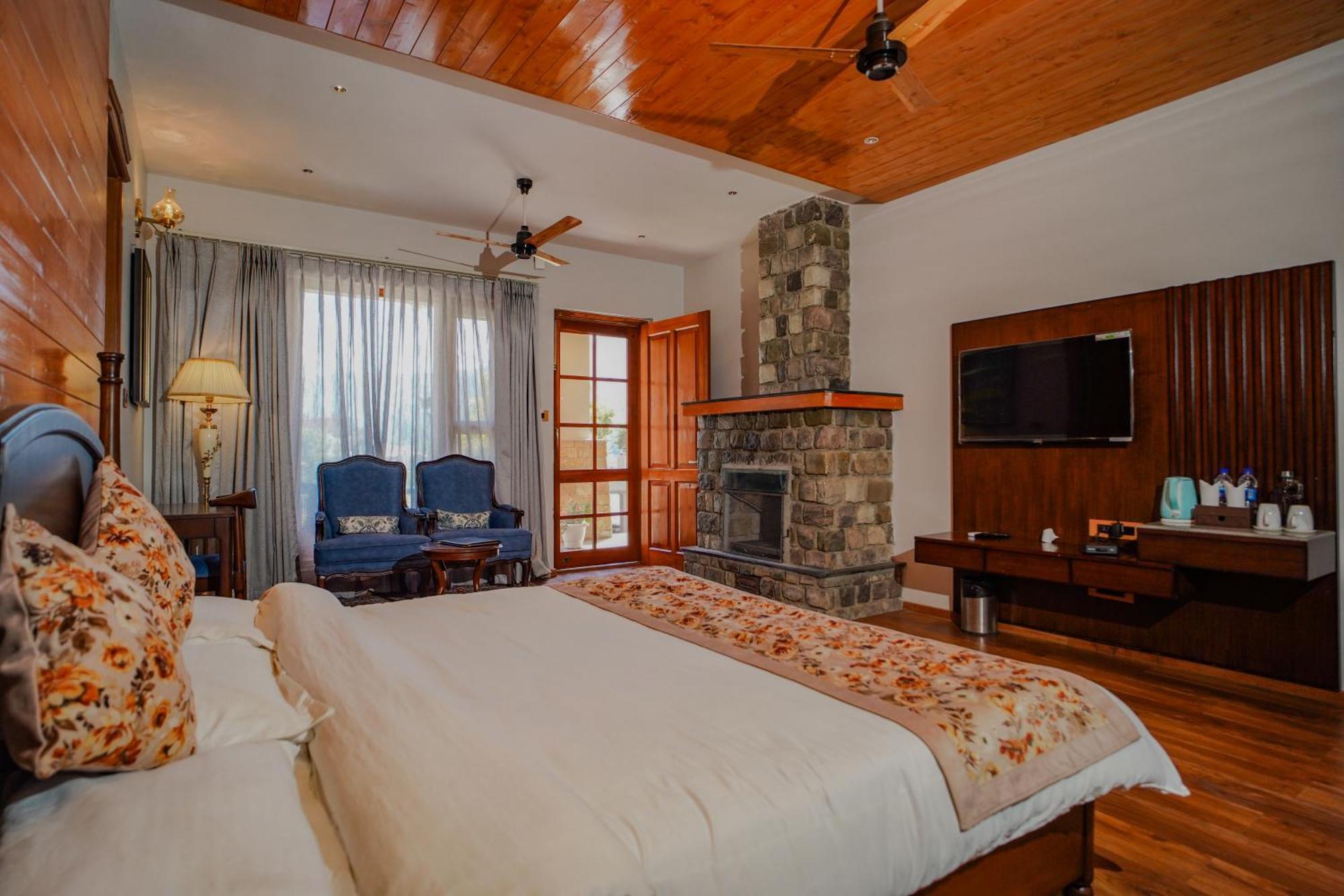 Neelesh Inn- A Luxury Lake View Hotel- 20 Kms From Nainital Bhīm Tāl エクステリア 写真