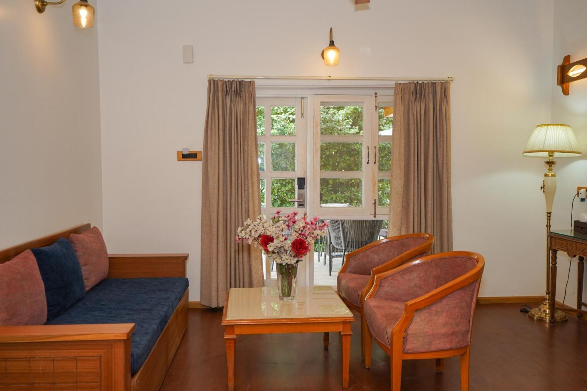 Neelesh Inn- A Luxury Lake View Hotel- 20 Kms From Nainital Bhīm Tāl エクステリア 写真