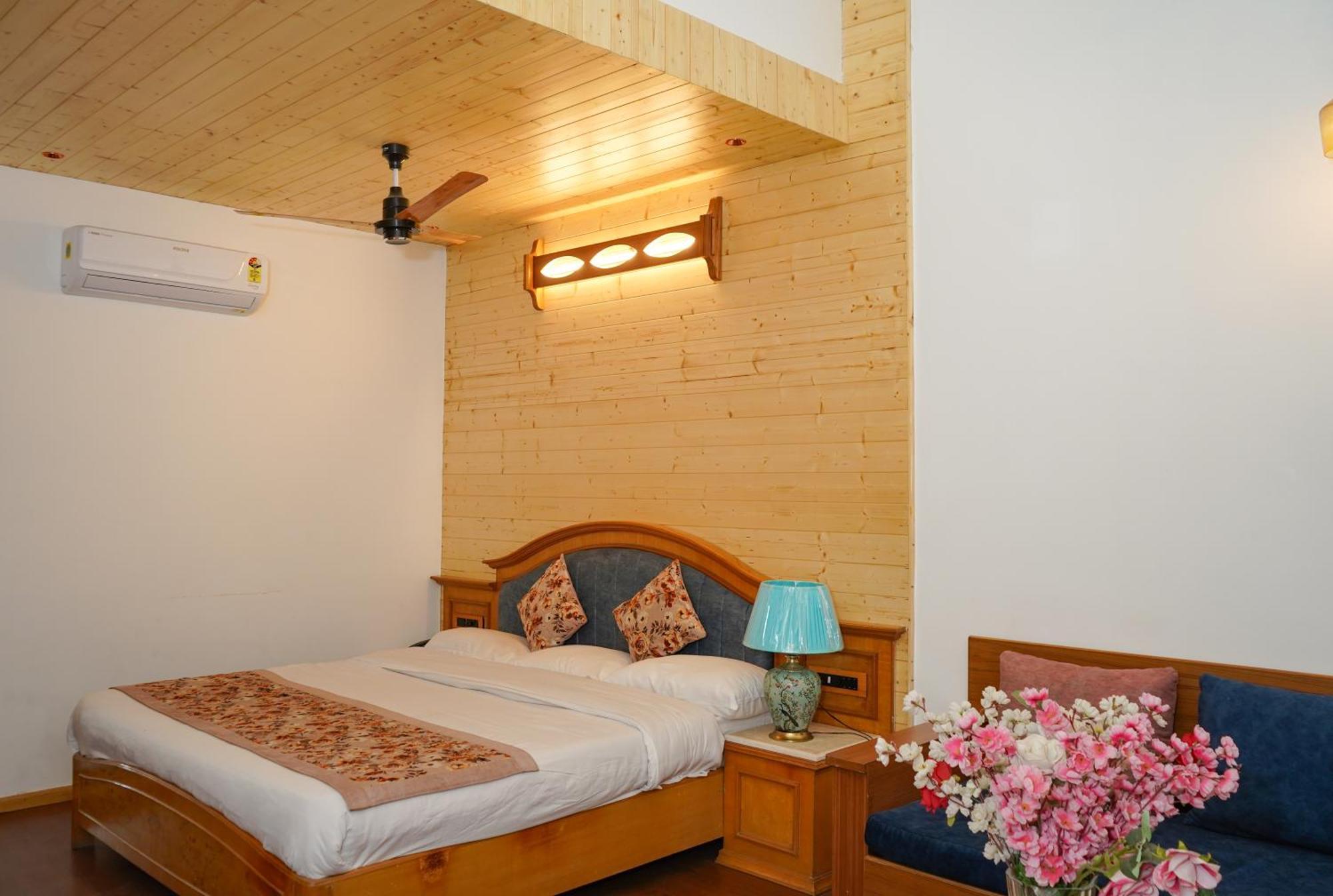 Neelesh Inn- A Luxury Lake View Hotel- 20 Kms From Nainital Bhīm Tāl エクステリア 写真
