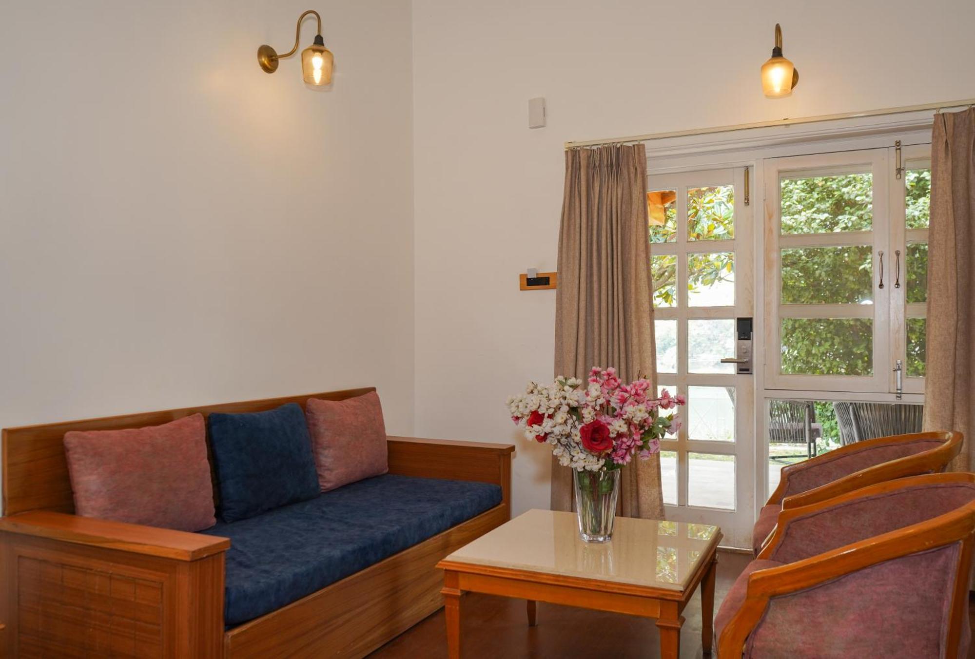 Neelesh Inn- A Luxury Lake View Hotel- 20 Kms From Nainital Bhīm Tāl エクステリア 写真