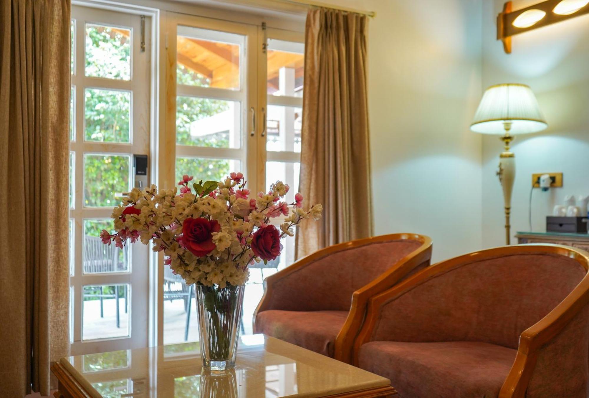 Neelesh Inn- A Luxury Lake View Hotel- 20 Kms From Nainital Bhīm Tāl エクステリア 写真