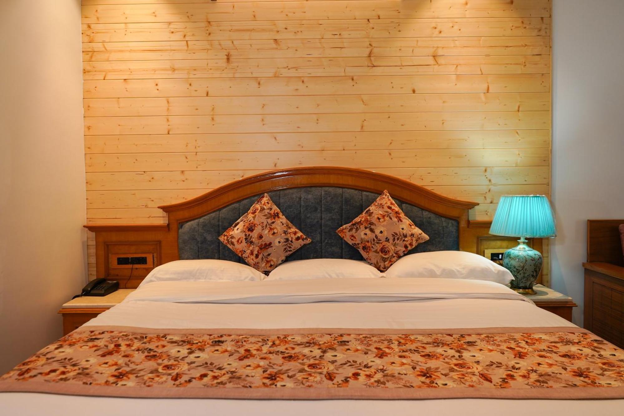 Neelesh Inn- A Luxury Lake View Hotel- 20 Kms From Nainital Bhīm Tāl エクステリア 写真