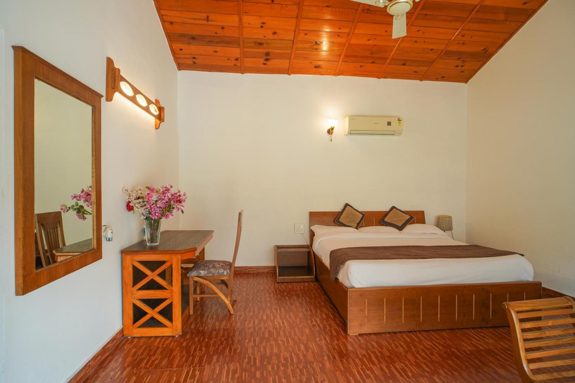 Neelesh Inn- A Luxury Lake View Hotel- 20 Kms From Nainital Bhīm Tāl エクステリア 写真